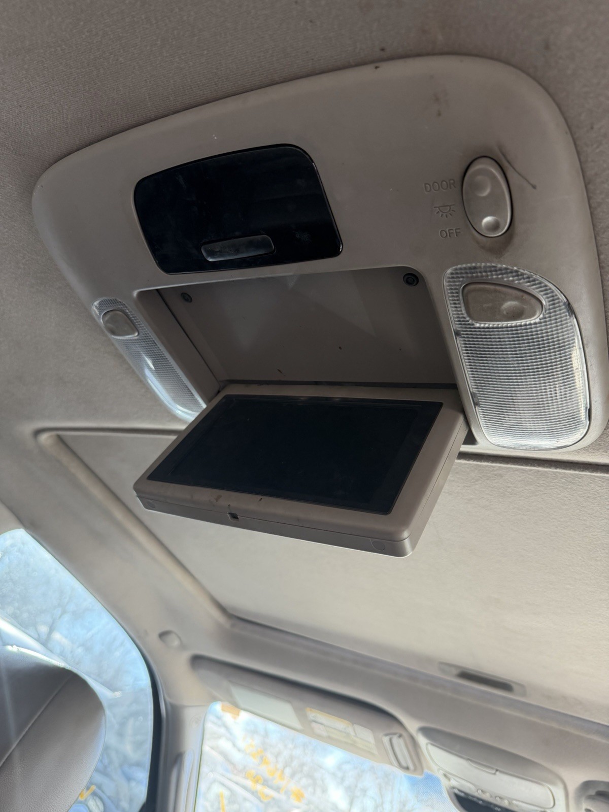 2003 2007 Toyota Sequoia Overhead Console Dome Light Assembly TV DVD Screen