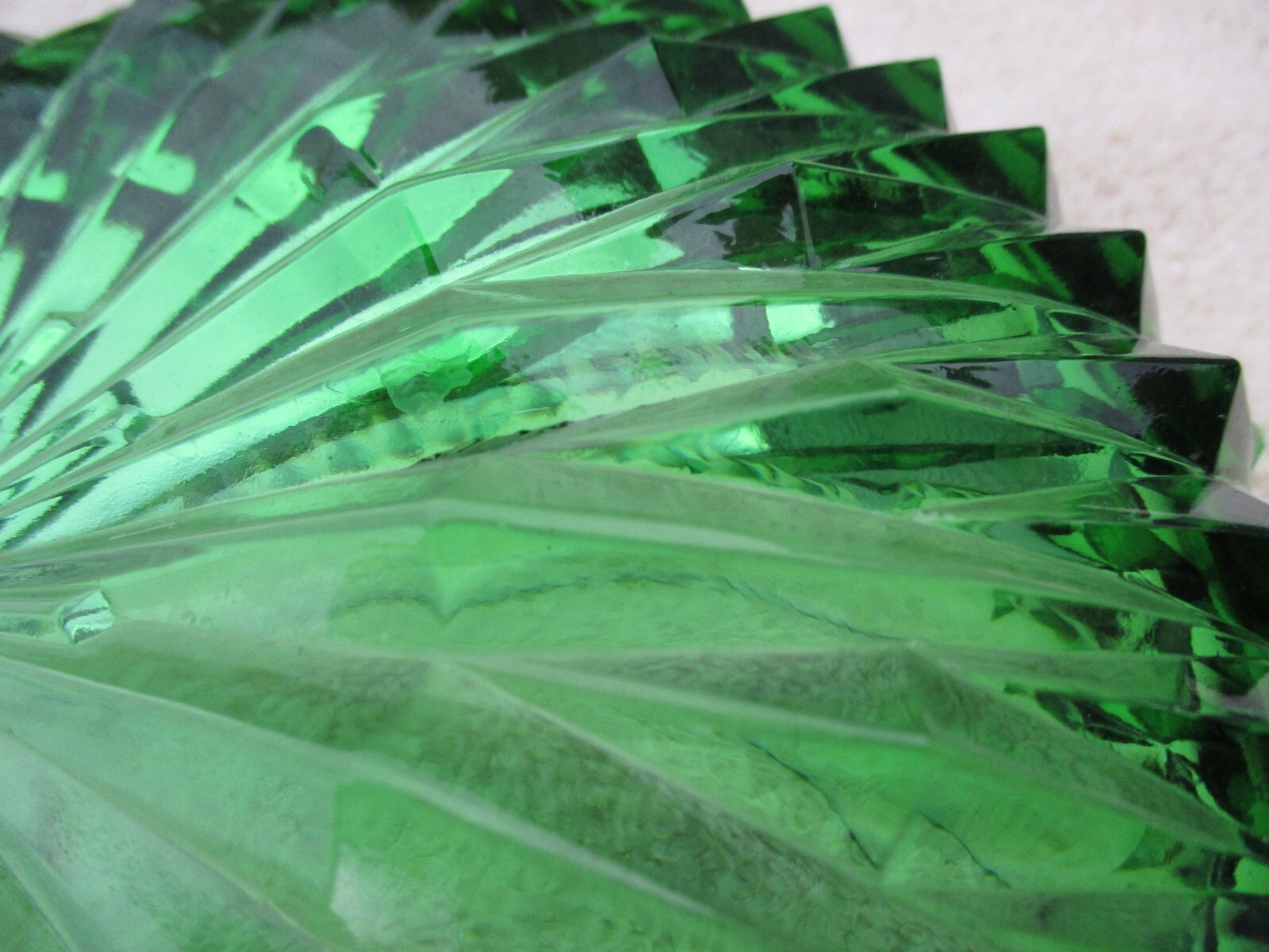 A VINTAGE ELEGANT, SPIKED, EMERALD GREEN GLASS LID/LAMP PART? MISSING FINIAL.