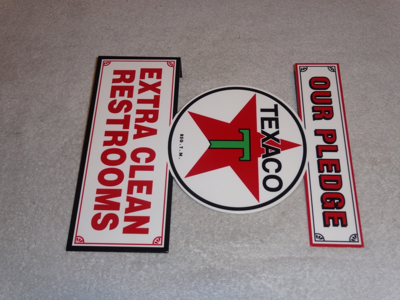 VINTAGE TEXACO OUR PLEDGE CLEAN RESTROOMS 11 3/4" METAL GASOLINE OIL FLANGE SIGN