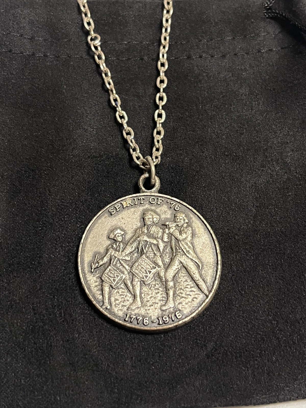 Vintage Bicentennial Spirit of ‘76 Coin Pendant Necklace Great Seal of US