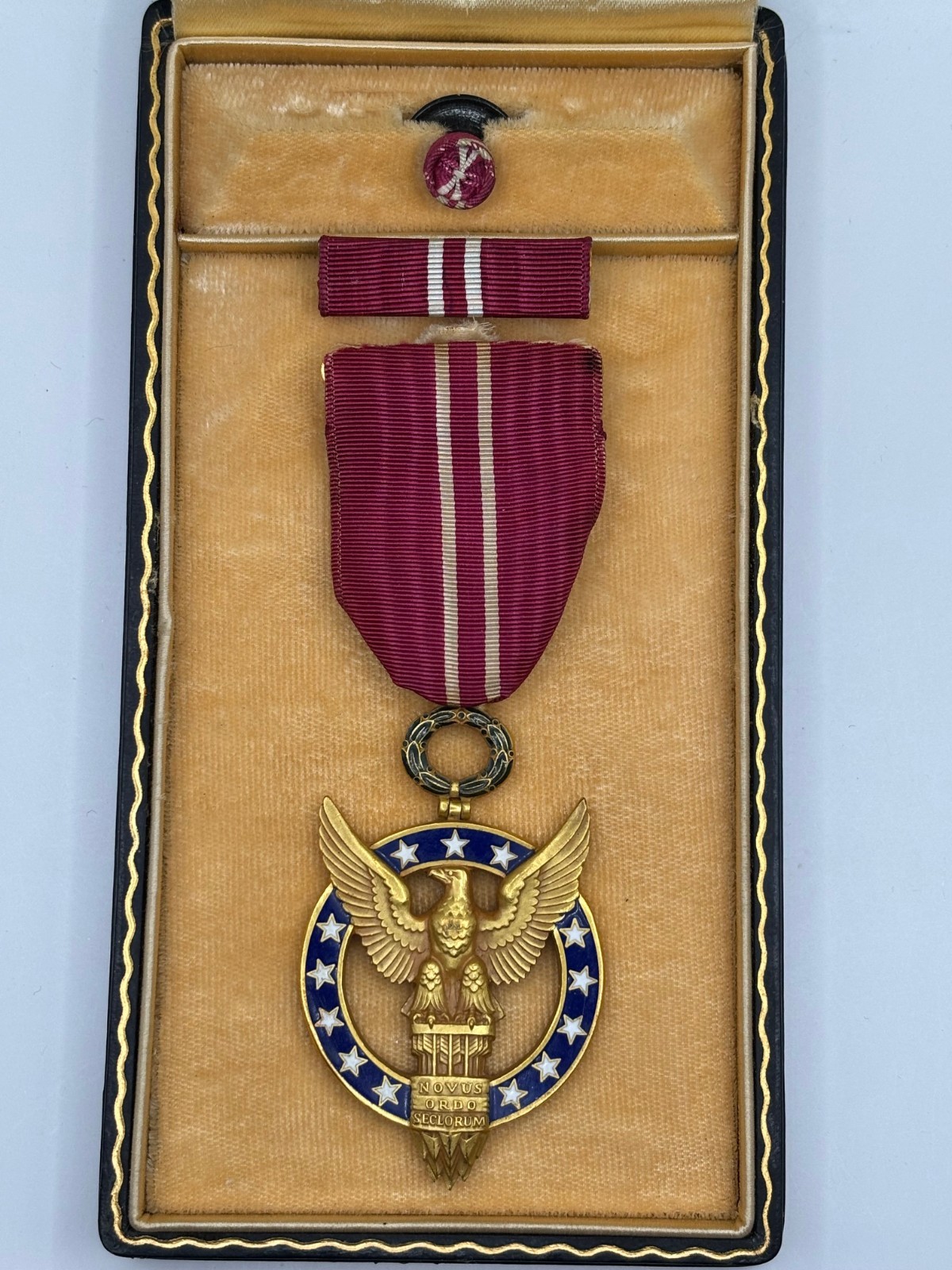 WWII US PRESIDENTIAL MEDAL FOR MERIT DECORATION RIBBON BAR ROSETTE CASED BB&B