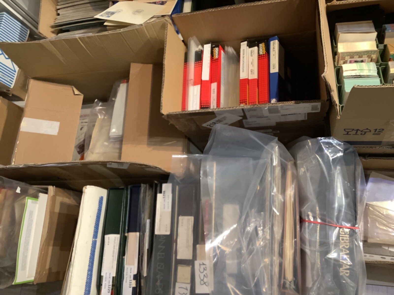 Mega lotto 2 kg decine di migliaia di francobolli Mondiali ( shipping free )