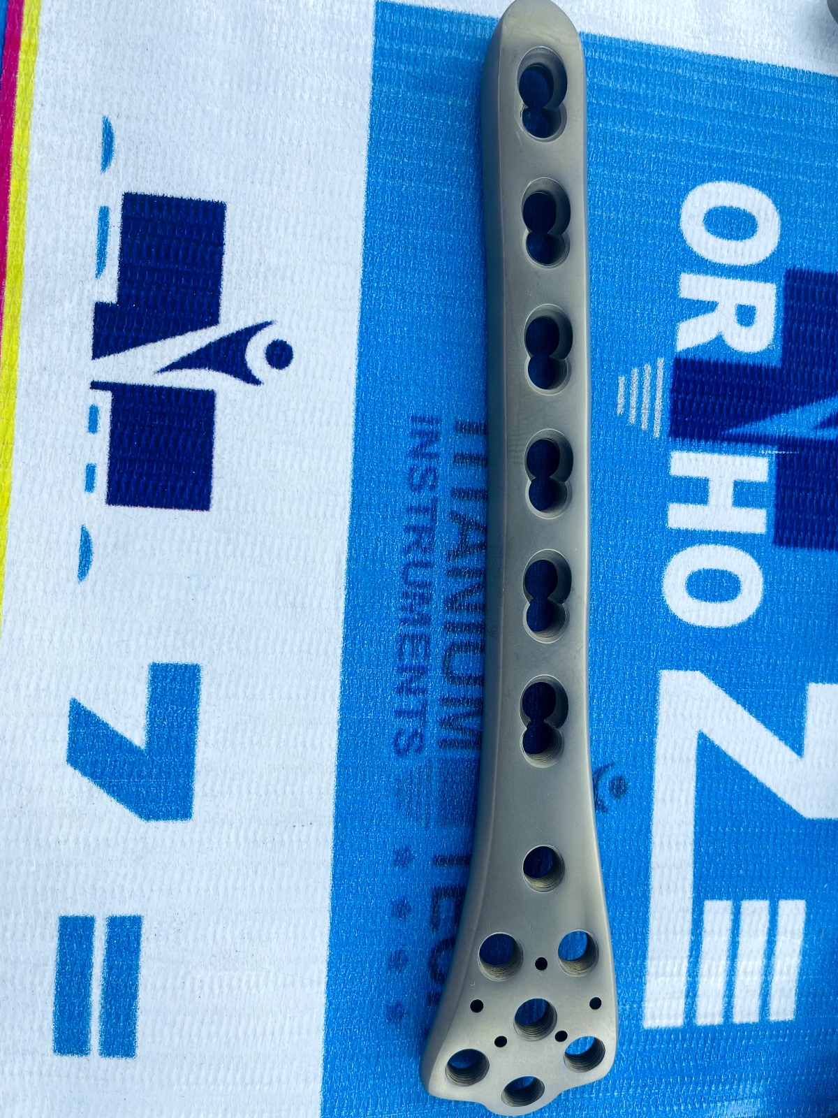 Distal femur Locking plates (5-13H) with 5mm Locking screws in Titanium grade 5