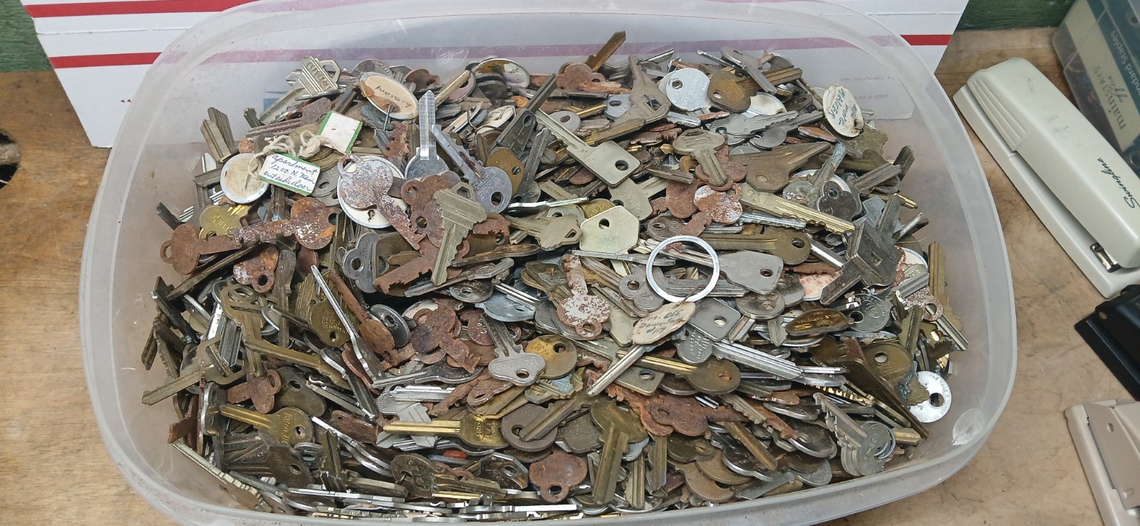 Large Lot 100 Miscellaneous Vintage Keys Padlocks Drawers Doors RANDOM 100 KEYS