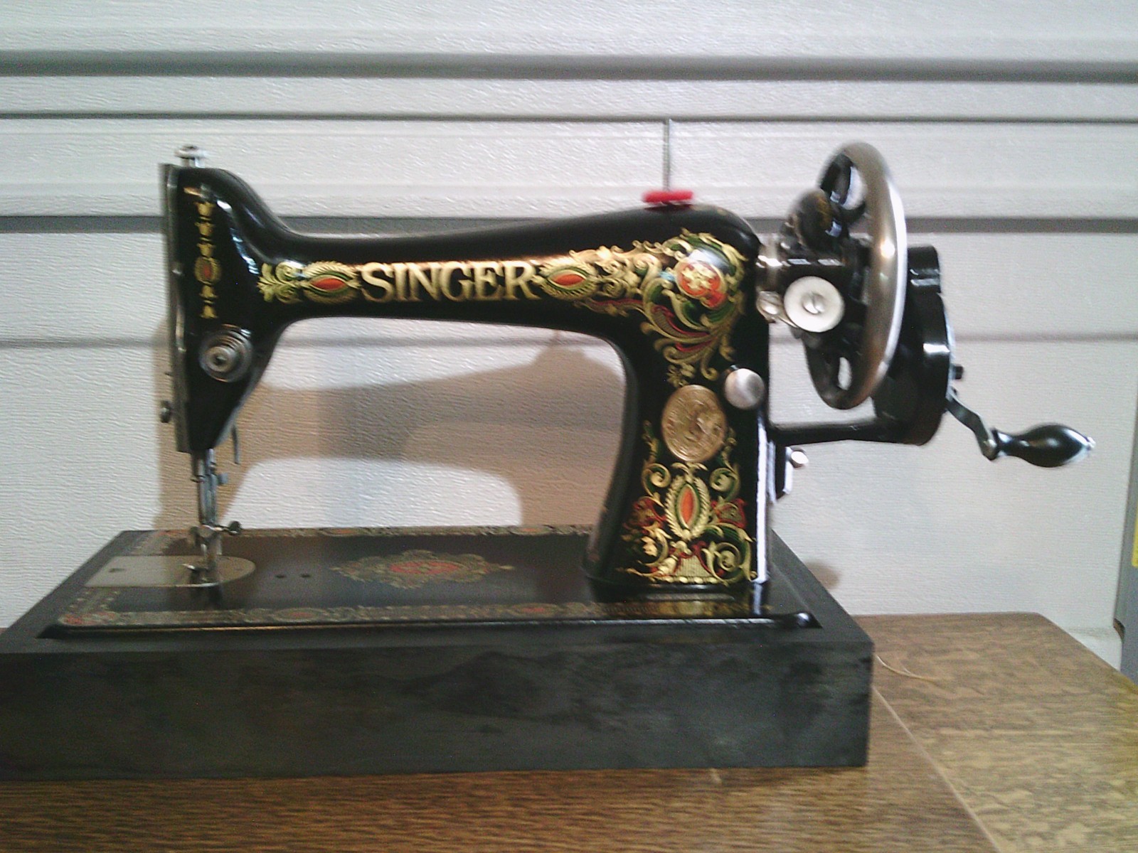 ANTIQUE SINGER SEWING MACHINE MODEL 66 'RED EYE', HAND CRANK, SERVICED