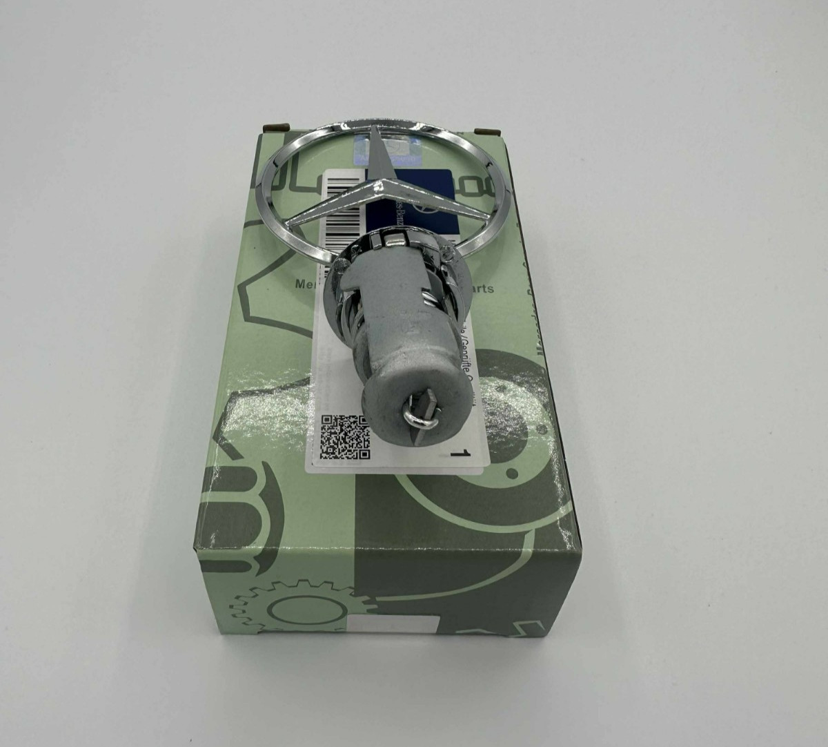 New OEM Mercedes-Benz Bonnet Star Emblem W123 S123 C123 Coupe A124880008667