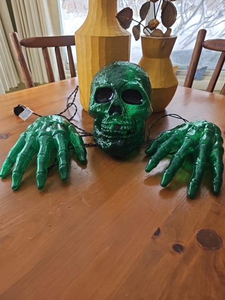 VTG Working Halloween Series Light Up Skull W Hands 3 Piece Clear Green