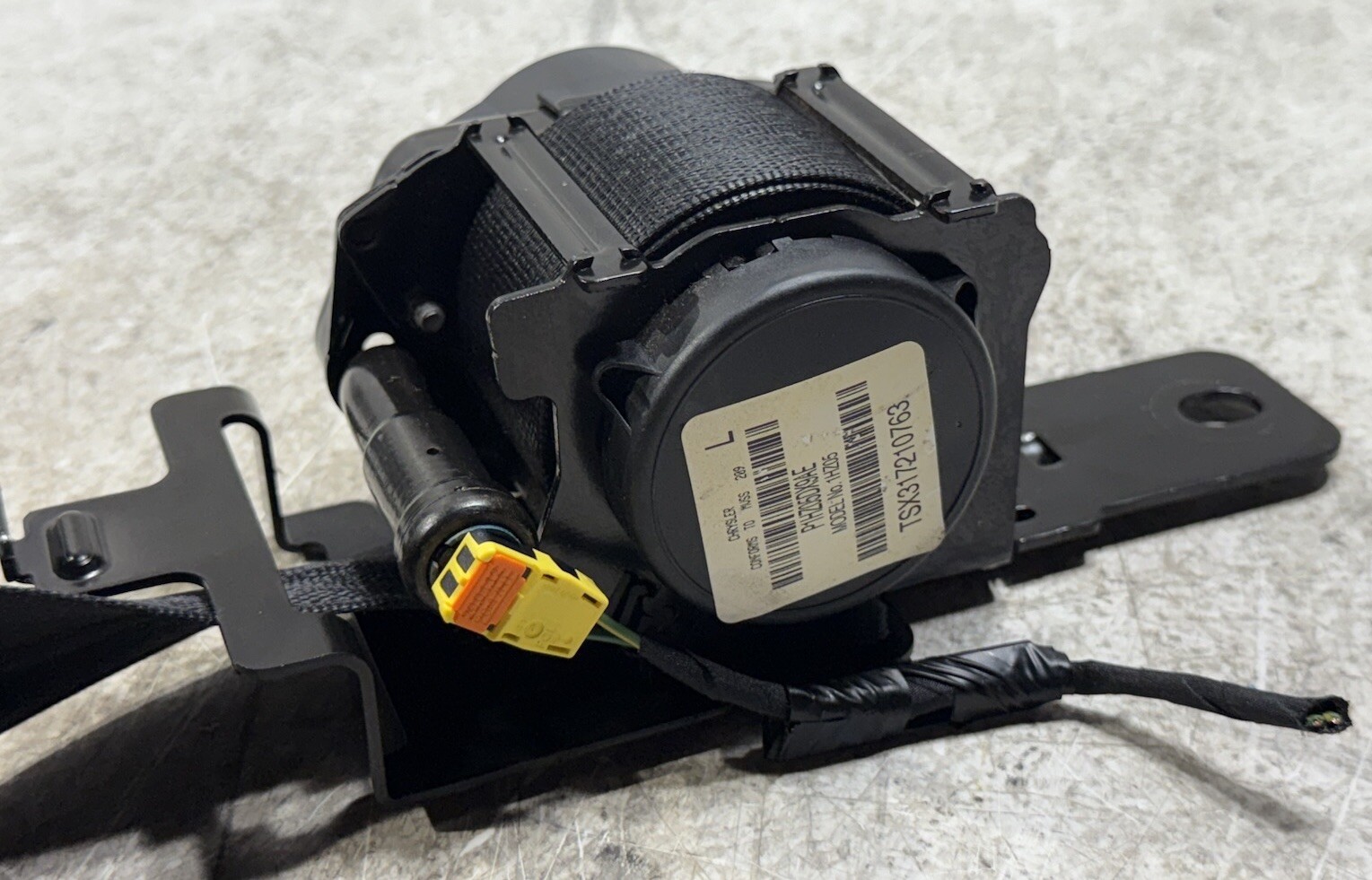 2011 - 2019 Dodge Charger Chrysler 300 Front Seat Belt Pair With Buckle OEM