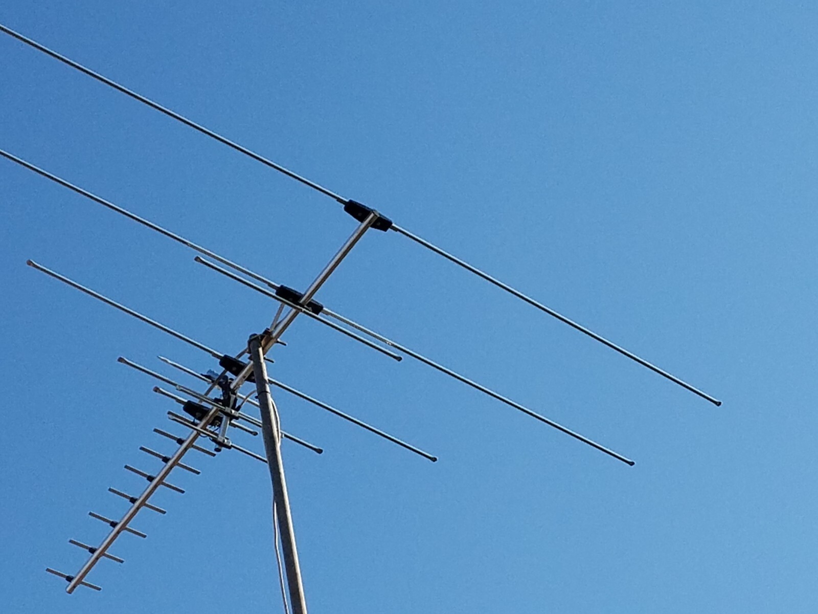 250 Mile Long Range HDTV1080p Outdoes 990 m TV Antenna Digital UHF/VHF FM Radio