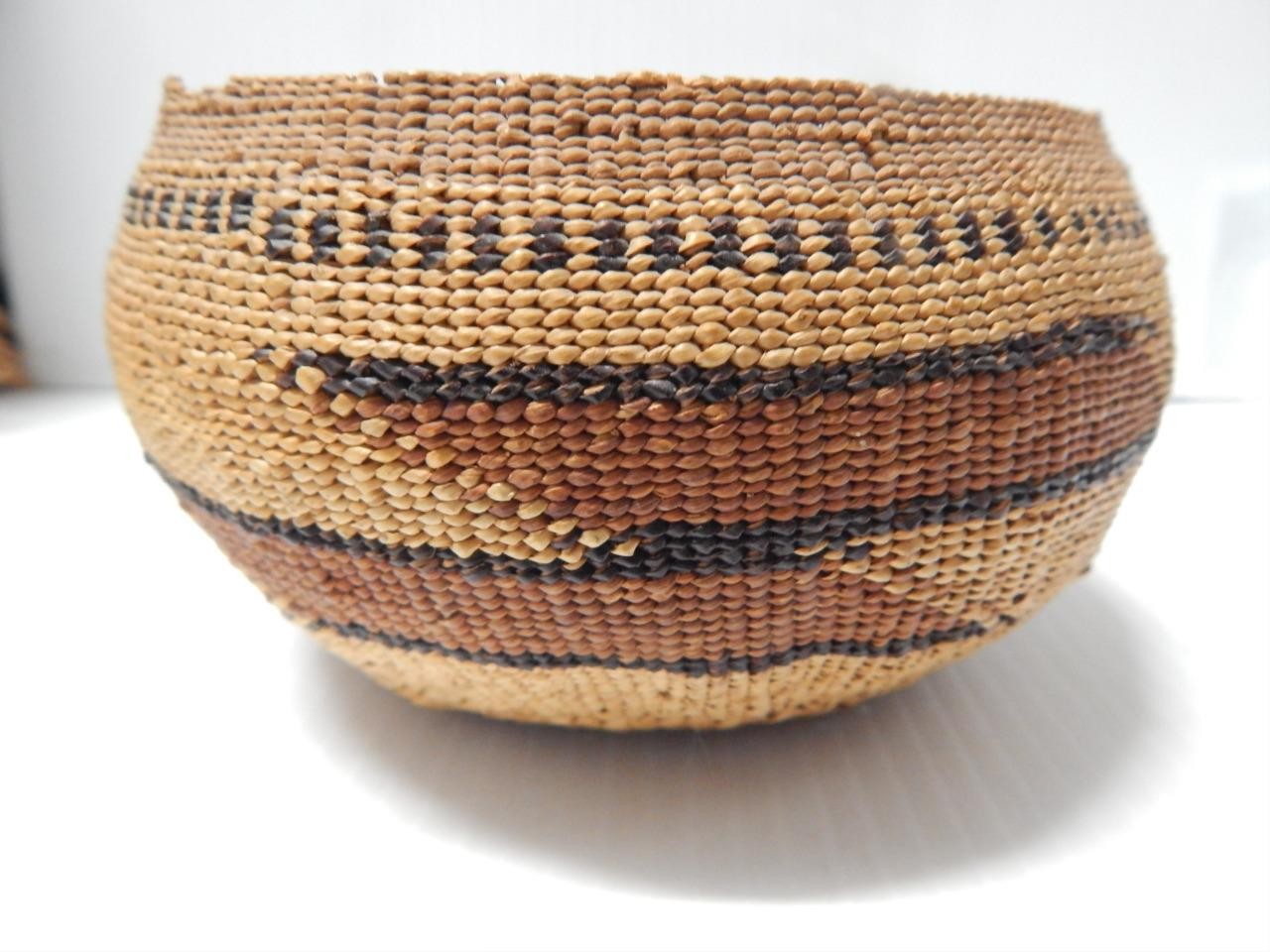 FINE ANTIQUE YUROK (HUPA) CALIFORNIA GLOBULAR GIFT SIZED BASKET  - CLEAN + NICE