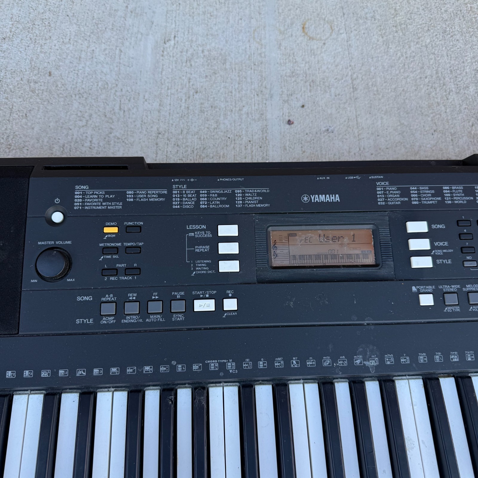 Yamaha PSR-E343 61-Key Portable Digital Keyboard Piano Tested Works no adapter