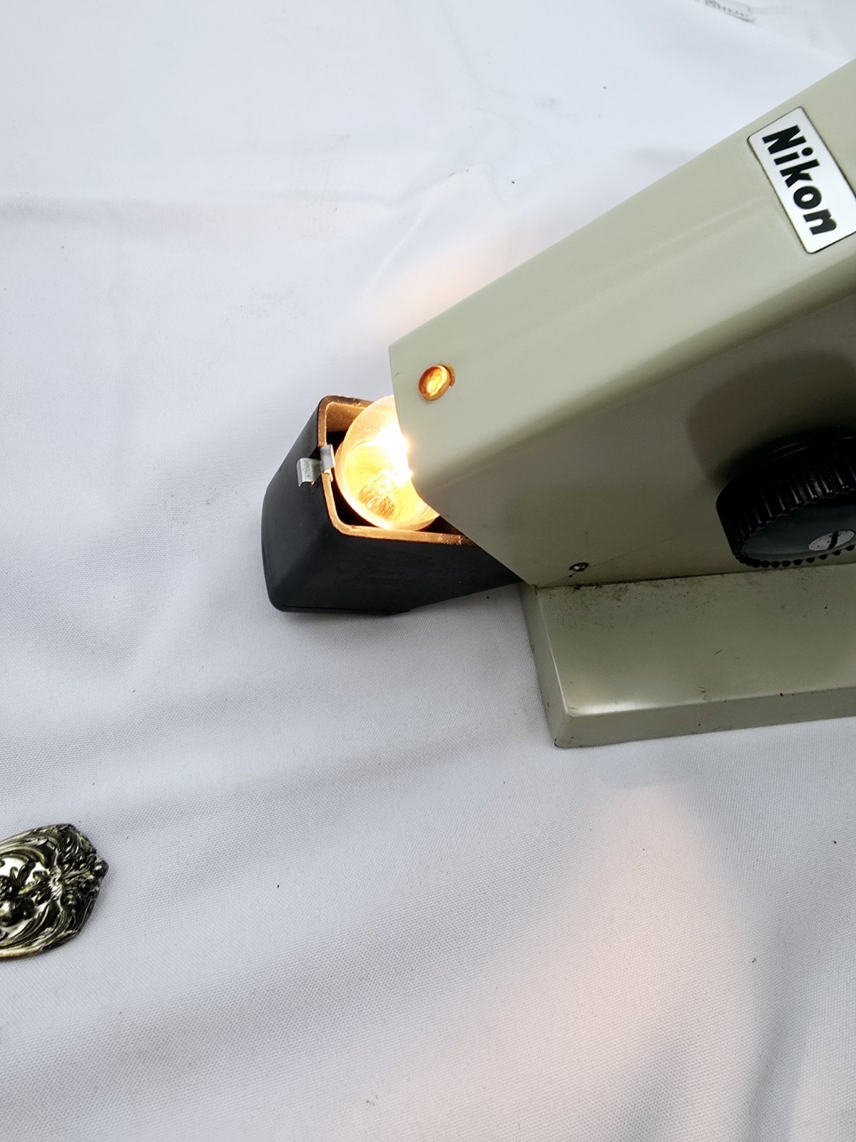 Nikon Lensometer POWERS ON. MISSING PIECES?