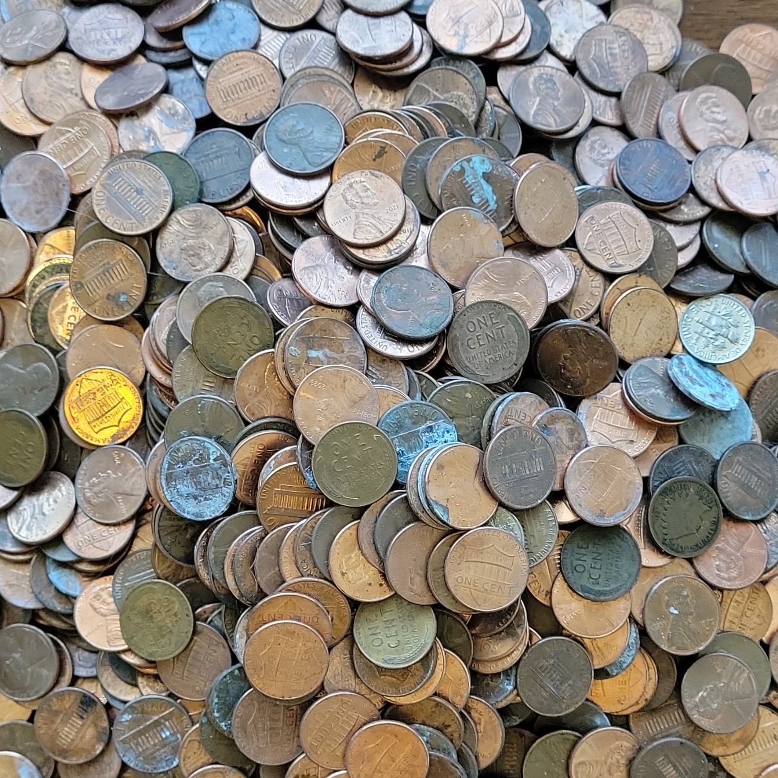 2,500 Assorted Pennies – Guaranteed Wheat Pennies – Unsearched Mixed Coin Lot