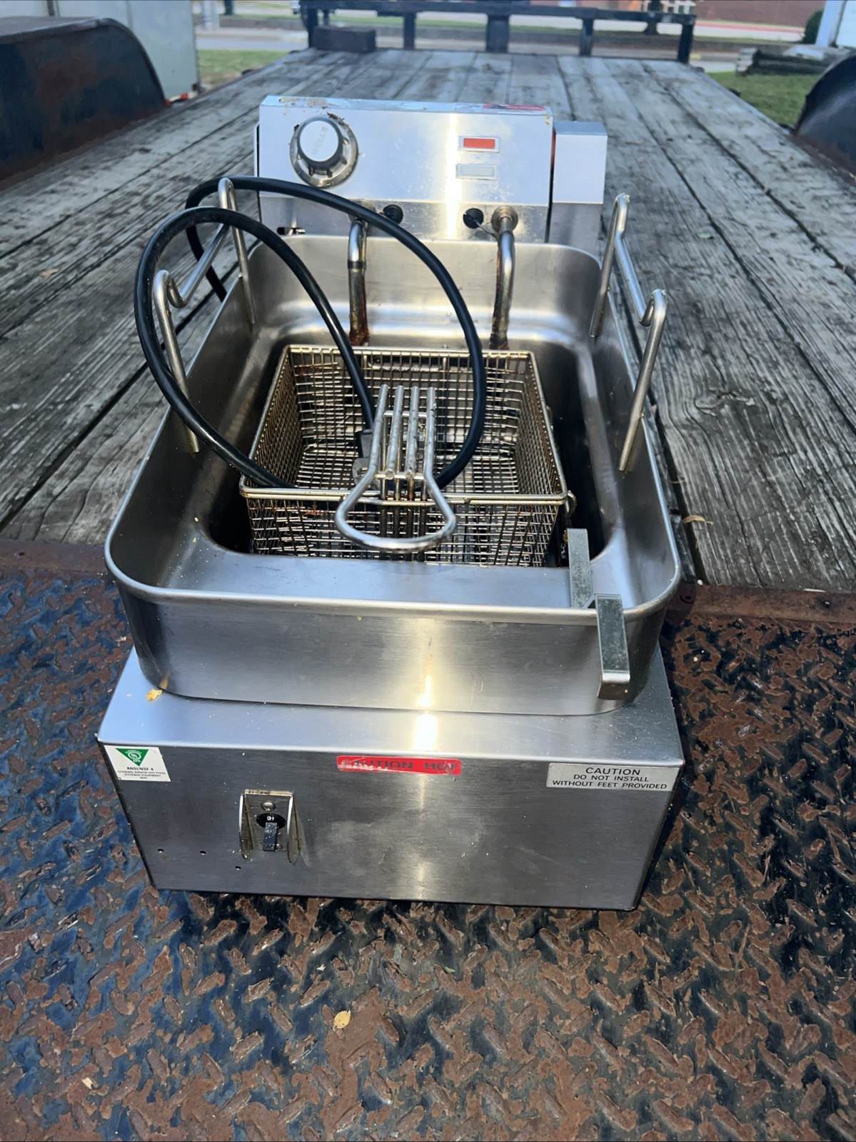 Wells 5E-F15CY 15 lb. Electric Countertop Fryer - 208-240V, 4319/5750W W