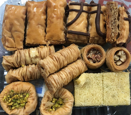 16 Pieces Fresh Baked Pistachio Baklava from Chicago 500g / 17.6 oz.