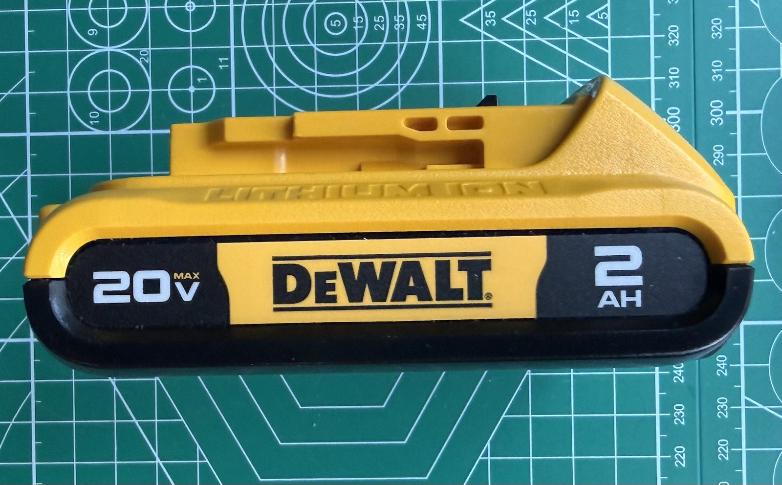 DEWALT-20V Pruner Shear KIT w/Battery, Charger & FREE TOOL BAG #DCPR320D1