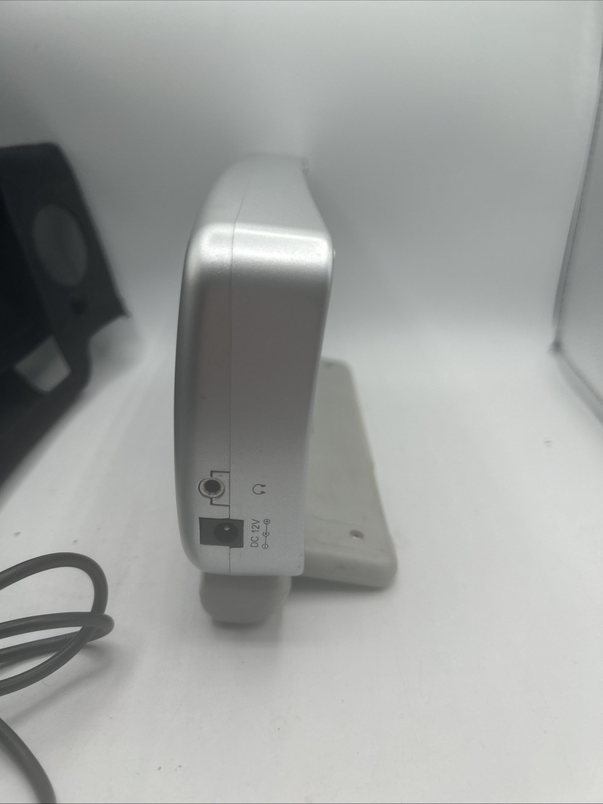 AUDIOVOX 5.6 " LCD Detachable Monitor VBP3000 with Case & S-video Hookup