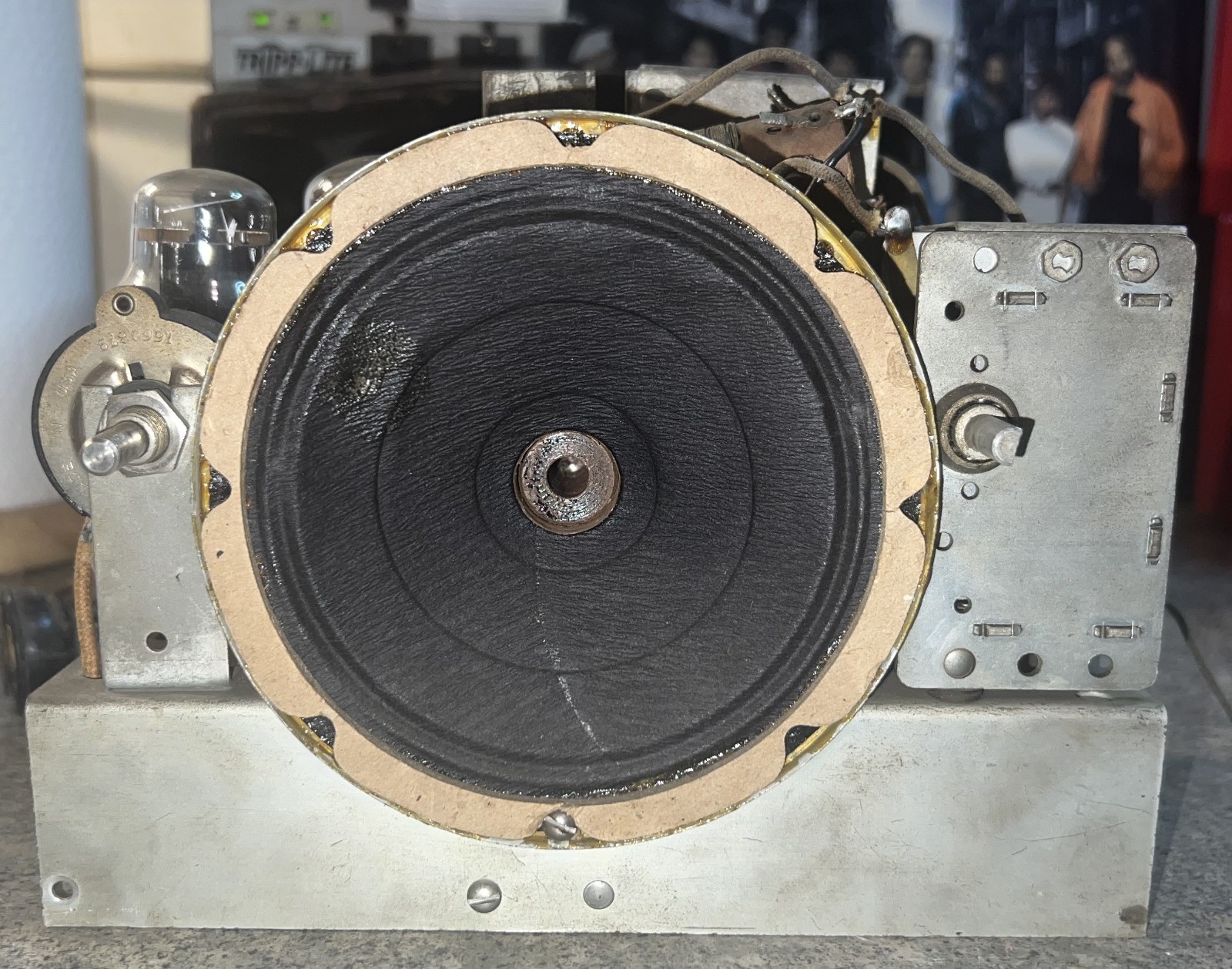 LEWOL Tabletop Broadcast Receiver. Model: "LEVORE" . Rare model. Works great !!