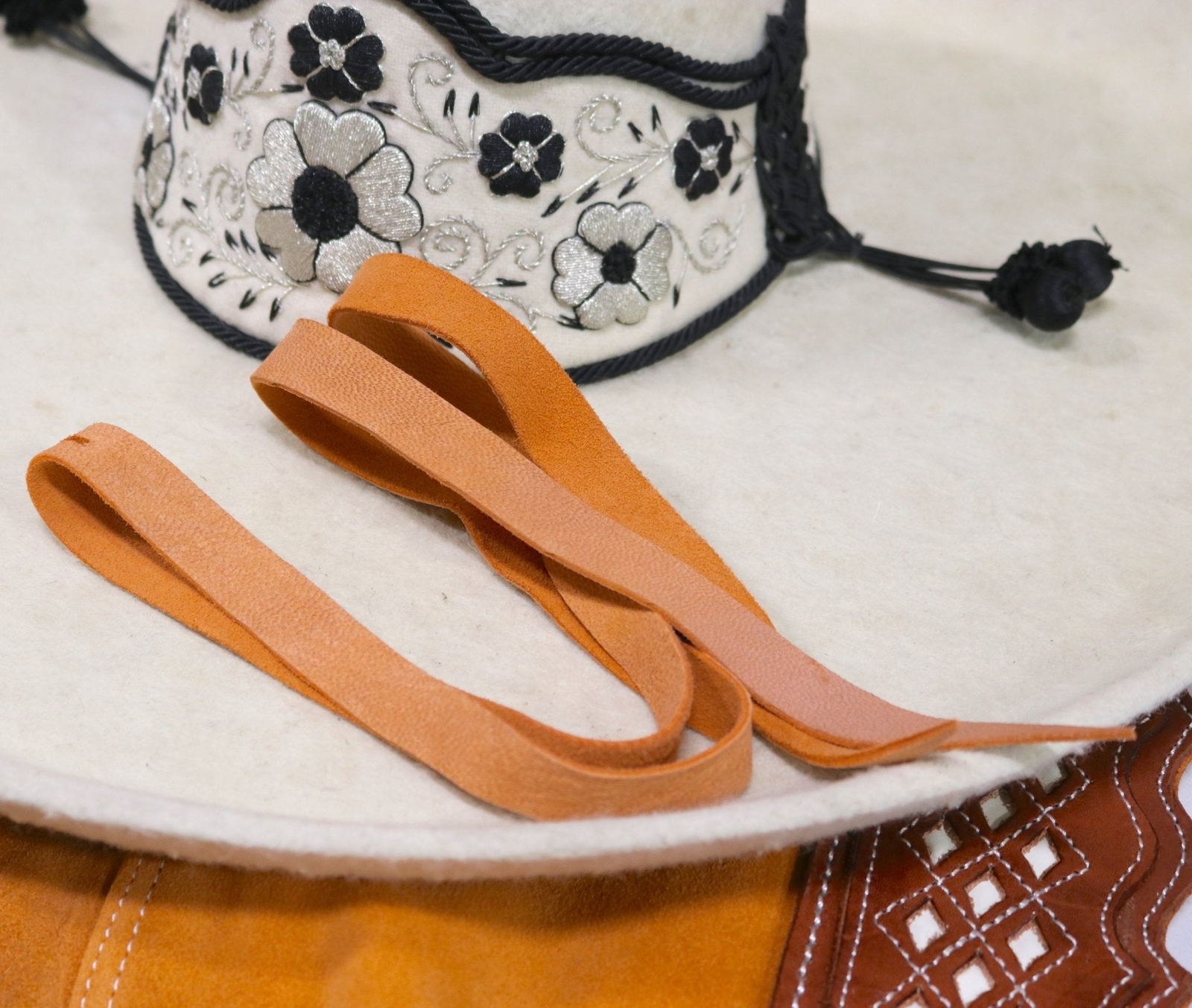 Barbiquejo De Gamuza Sombrero Charro