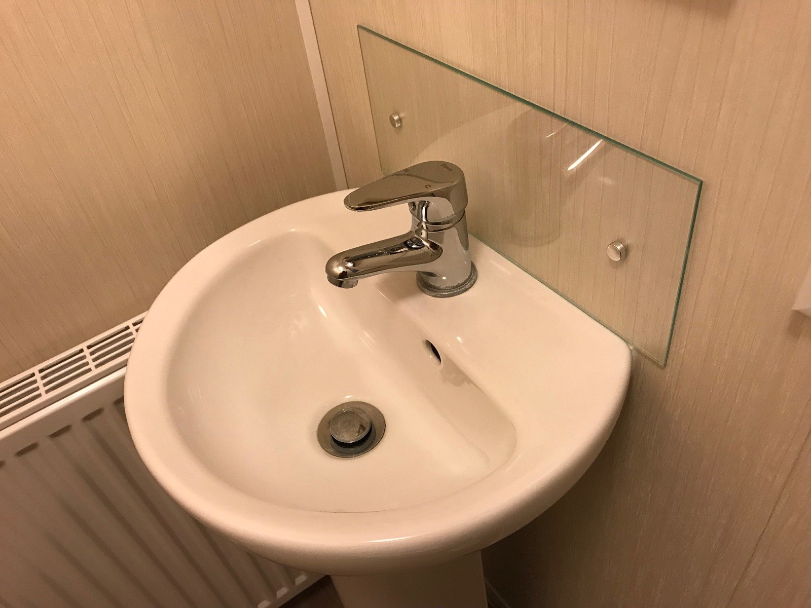 Acrylic Splashback Shatterproof Various Colours With Fixings With Custom Size