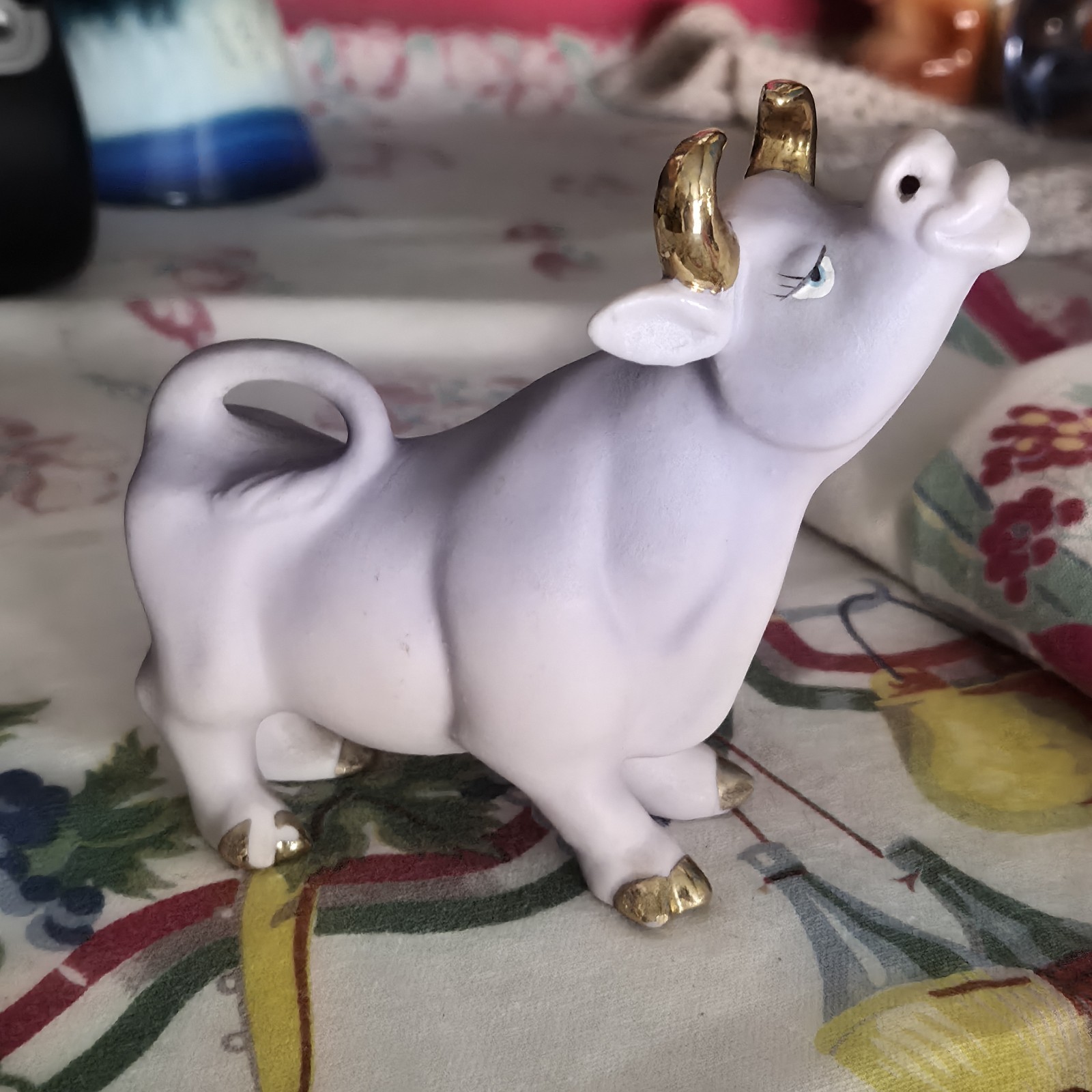 VTG Anthropormorphic Purple Cow Figurine Kissing W/ Gold Paint Figurine EUC