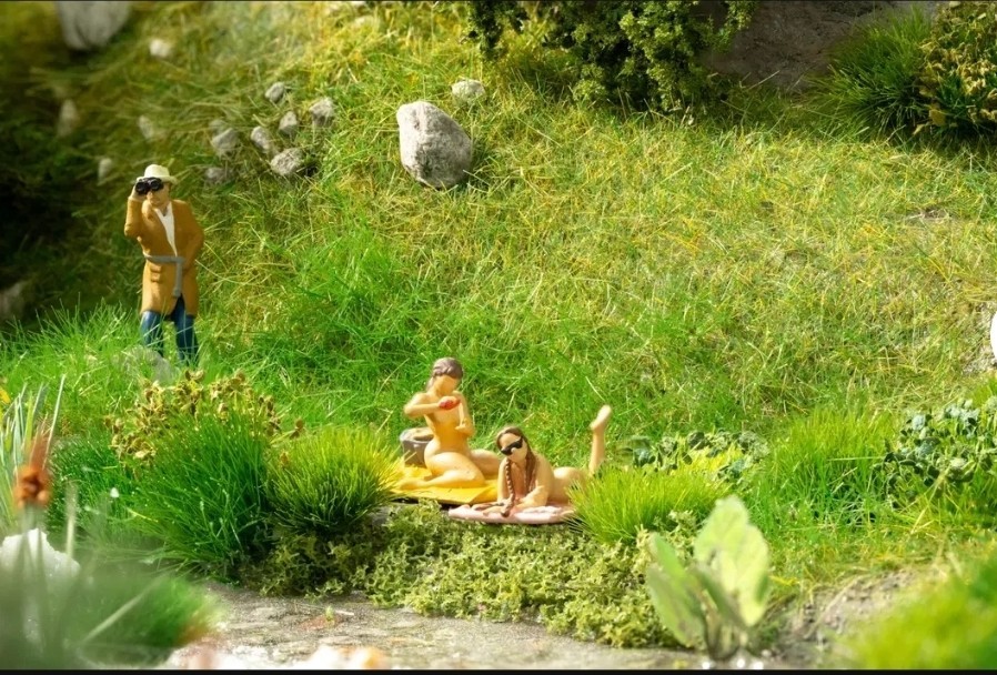 Noch "Peeping Tom" Figures Set 16607 HO Scale