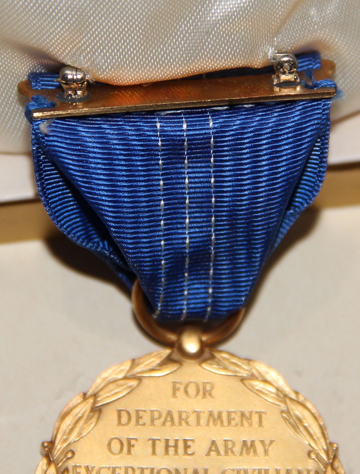 NICE POST WWII ARMY EXCEPTIONAL CIVILIAN SERVICE AWARD MEDAL IN BOX, SLOT BROACH