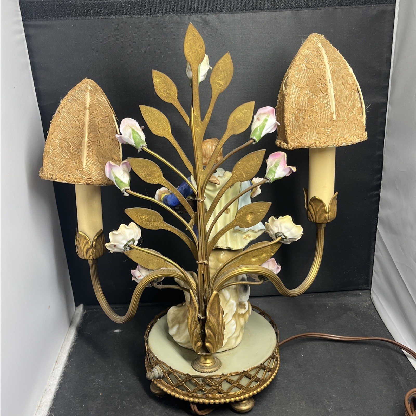 Antique Boudoir Porcelain Figurine/flower Lamp