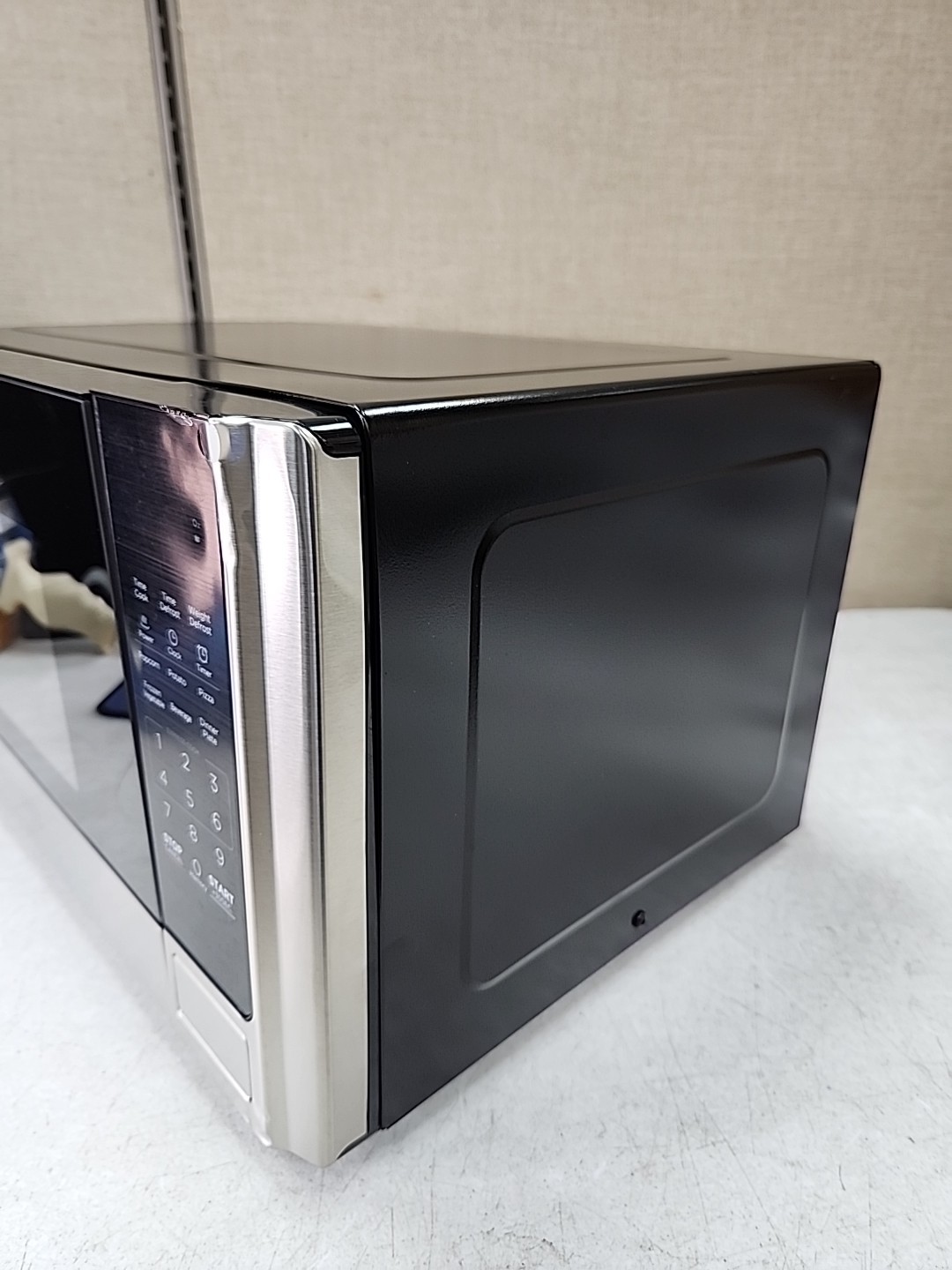 NEW Black & Decker Digital Microwave Oven w/Turnable Push-Button Door 0.9 Ft.