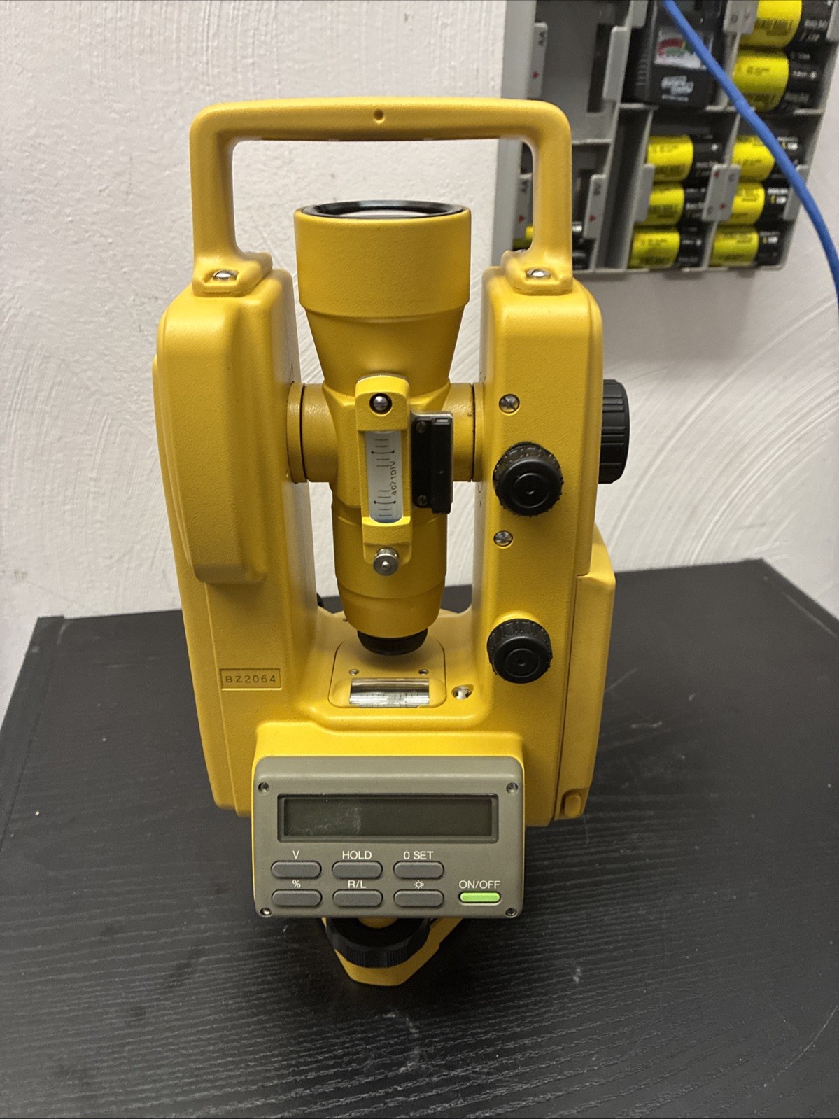 TOPCON DT-20B DIGITAL THEODOLITE, THE BATTERY DOES NOT CHARGE