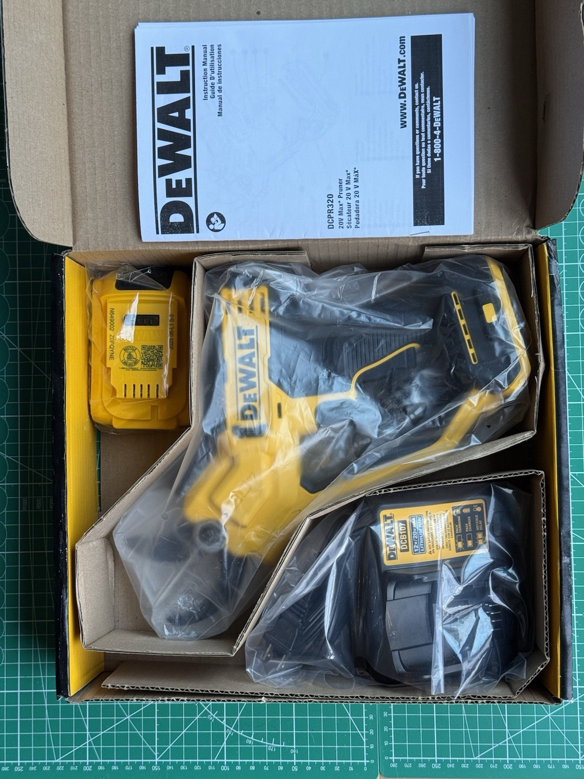DEWALT-20V Pruner Shear KIT w/Battery, Charger & FREE TOOL BAG #DCPR320D1