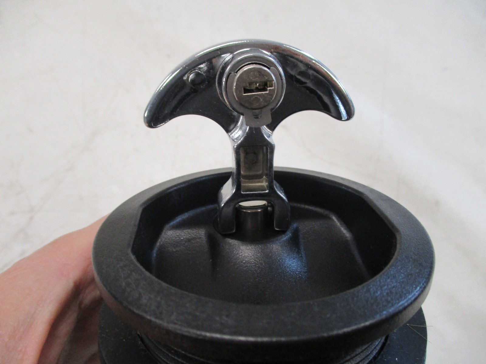 WHITECAP 3" T - STYLE LOCKING LATCH W/ KEY BLACK & CHROME S-9415B MARINE BOAT