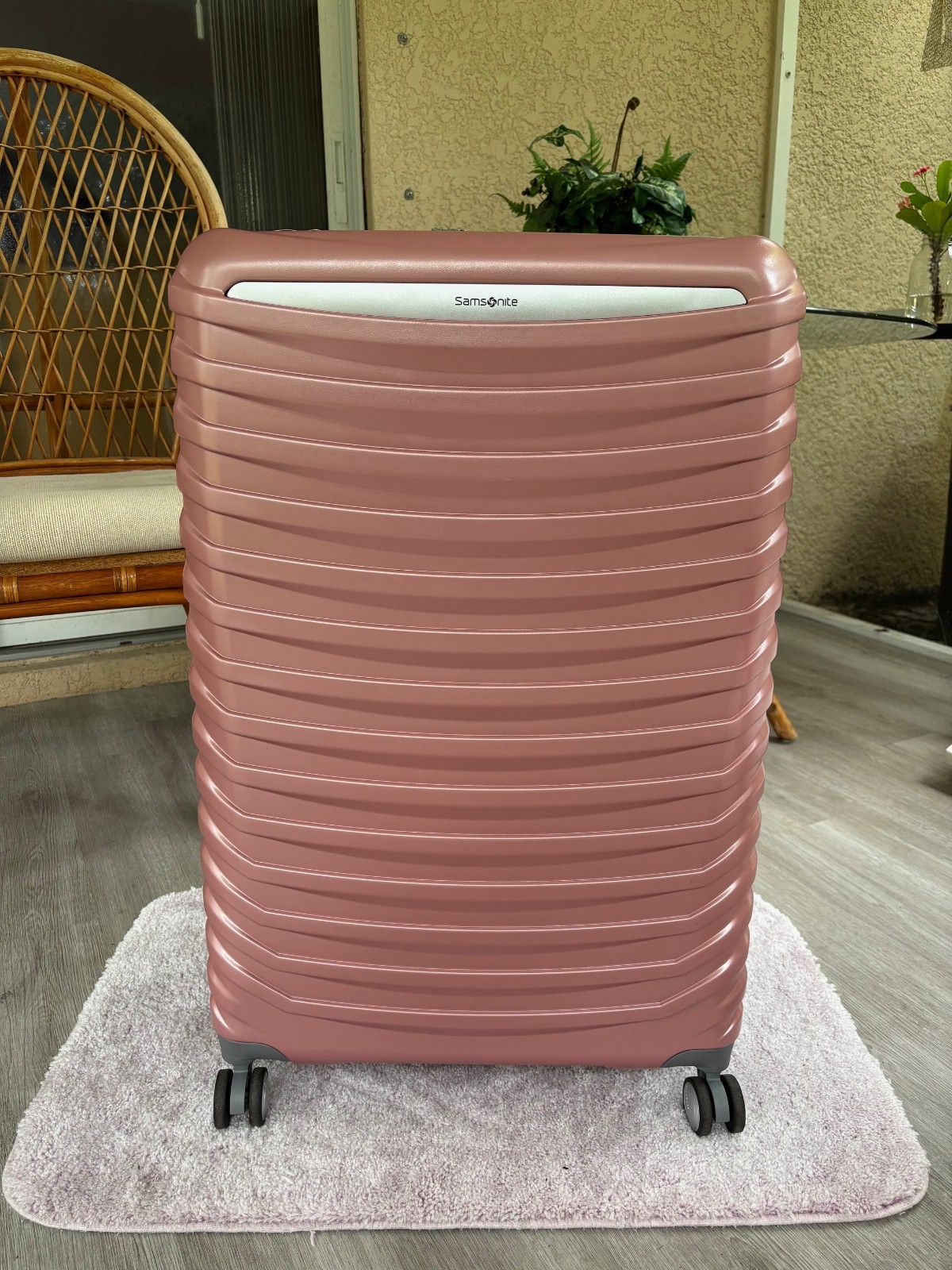 Samsonite Spin Tech 6 Large Spinner Color: Arctic Pink