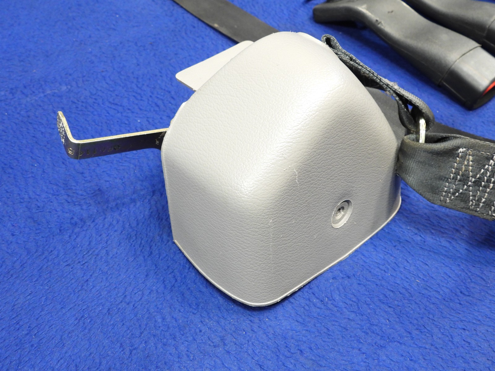 97 1997 Ford Mustang Convertible Gray Front Seatbelt Set Seatbelts OEM E48