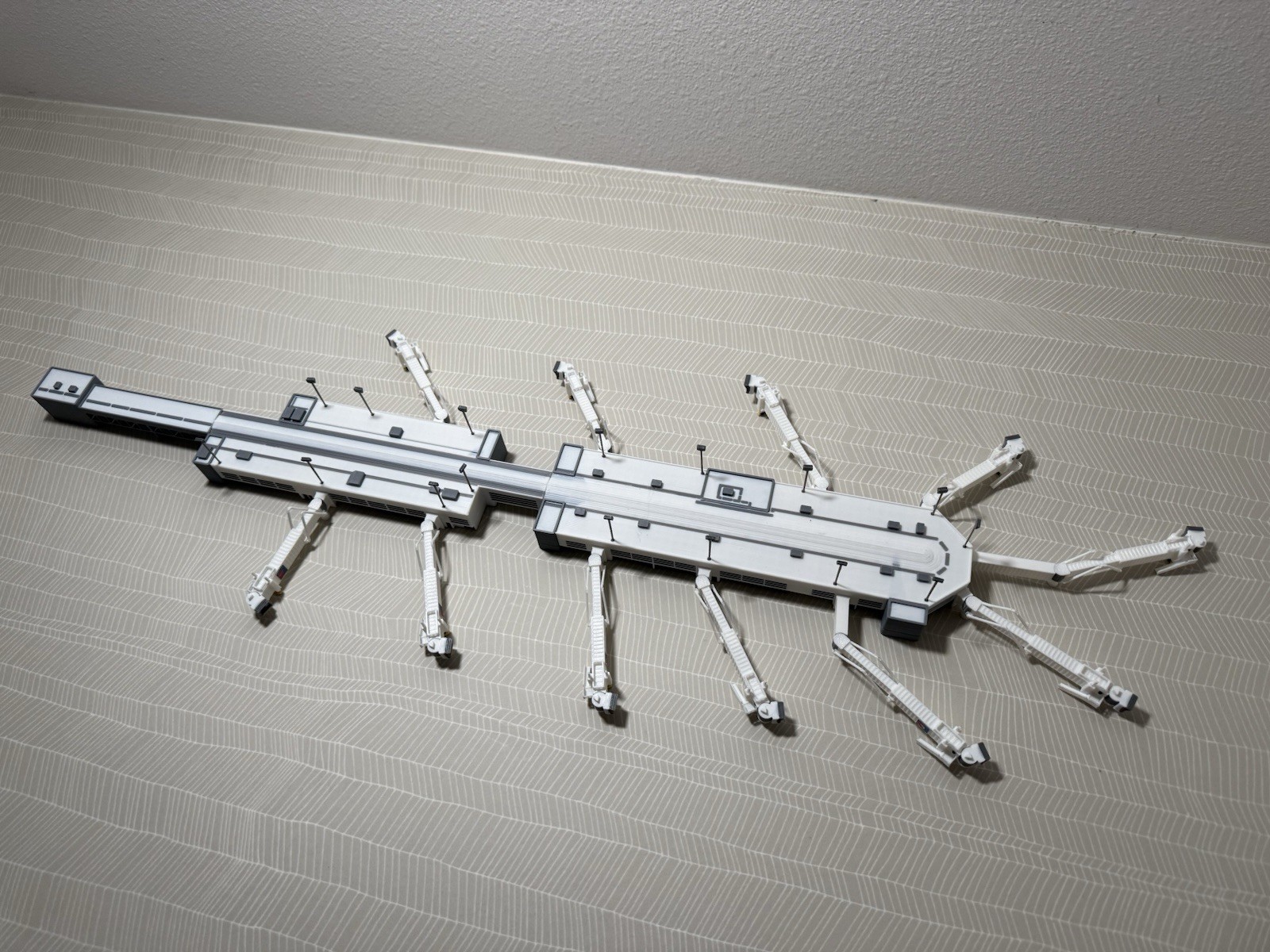 1:400 Model Airport Domestic Terminal w Functional Jet bridges (11)