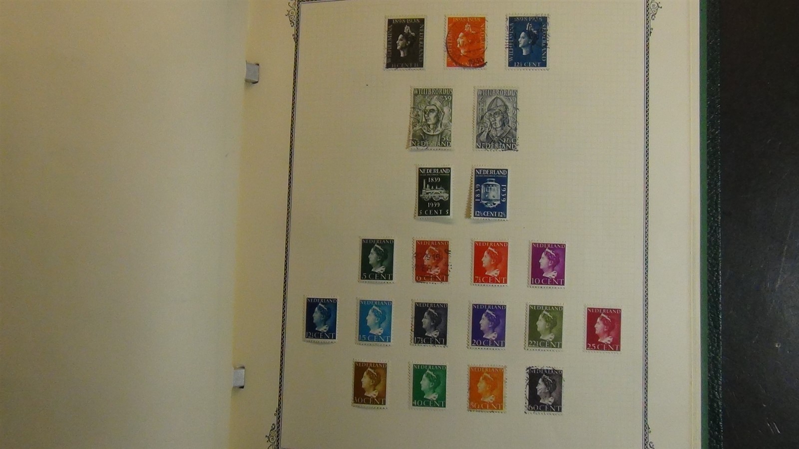 Stampsweis Netherlands collection on Scott Specialty album pages est 1000 to '72