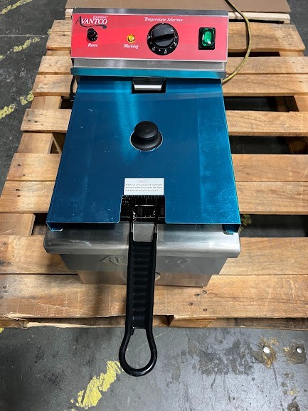 Avantco F200 15 lb. Medium-Duty Electric Countertop Fryer - 208-240V