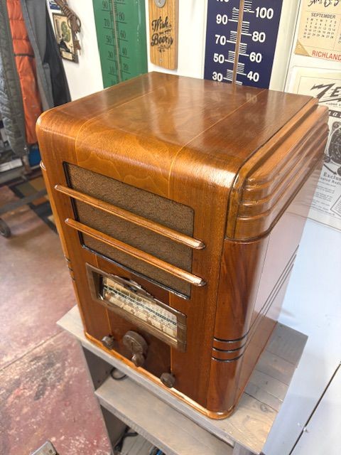 Silvertone 4765 Tombstone Radio