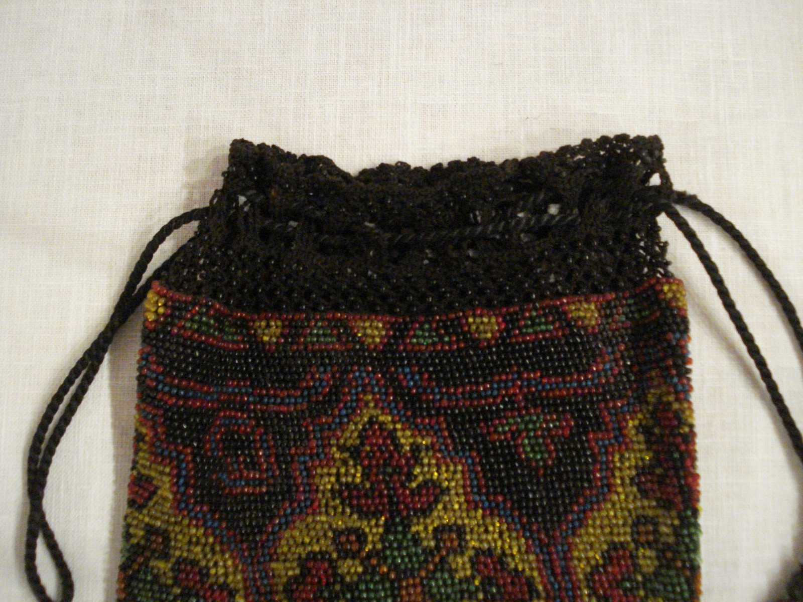 VTG ANTIQUE MULTICOLOR GLASS BEADED FLORAL CREST & CROCHET DRAWSTRING POUCH BAG