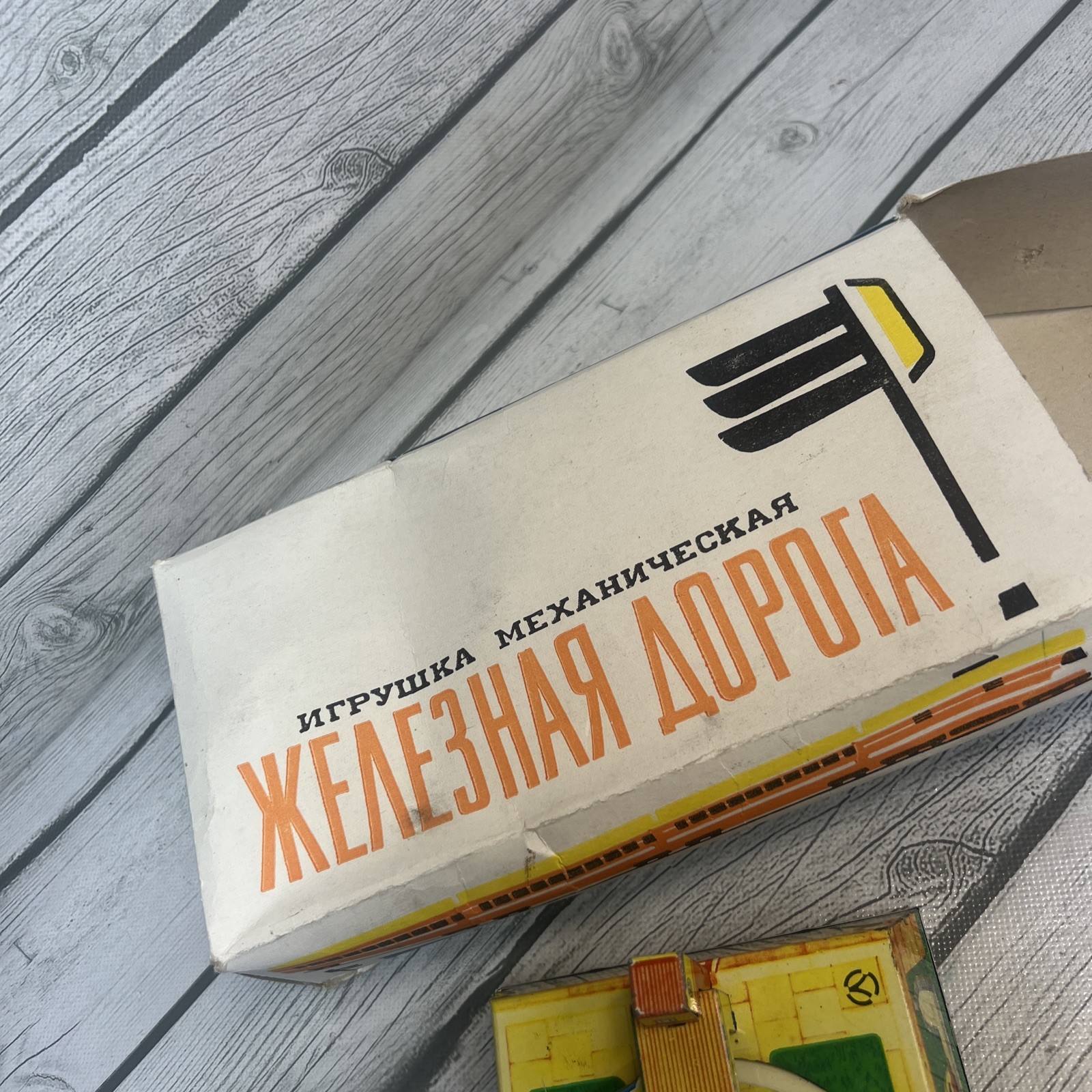 2175.7 - Vintage 1950's Russian W/U Tin Railroad Train W/Box & Key / Works!