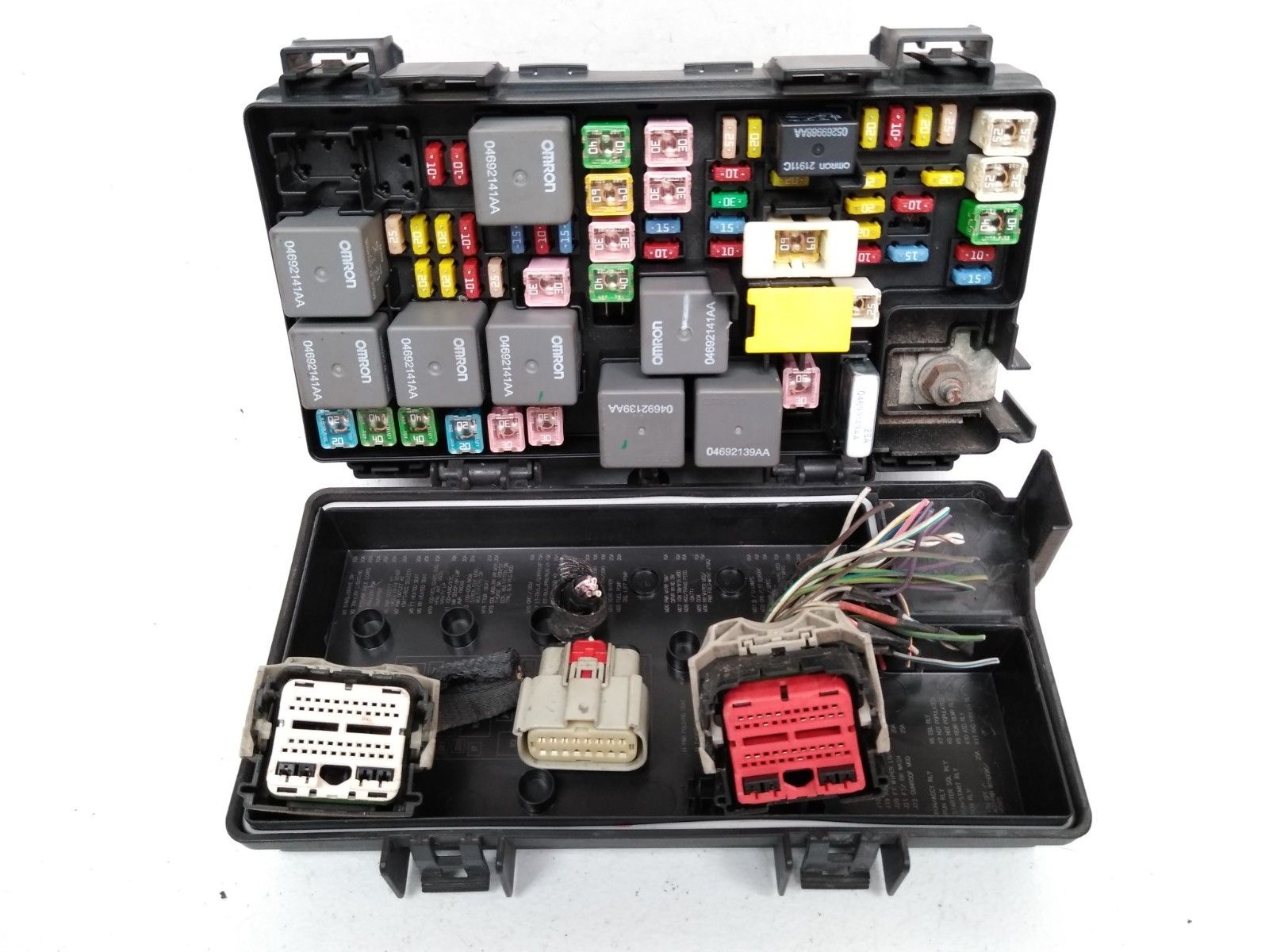 56049720AT Chrysler 2008 2009 Town & Country Fuse Box Engine Bay TIPM OEM G70