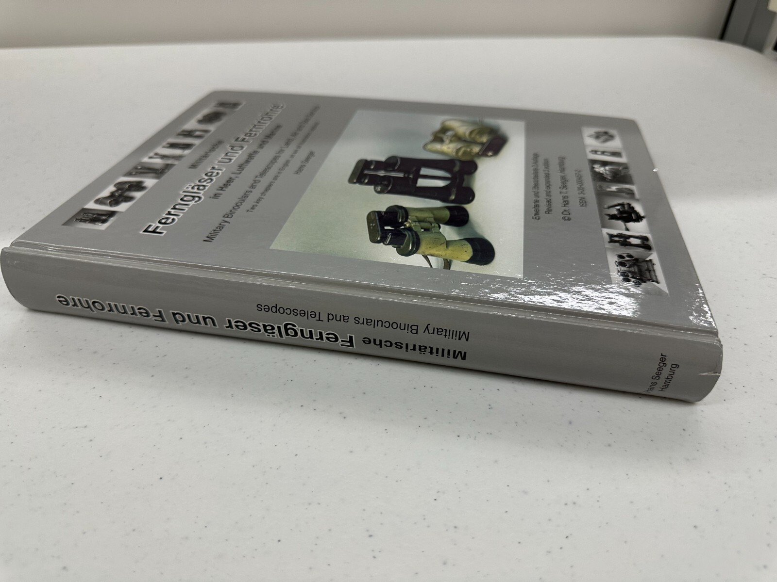 Militärische Ferngläser und Fernrohre: Military Binoculars and Telescopes