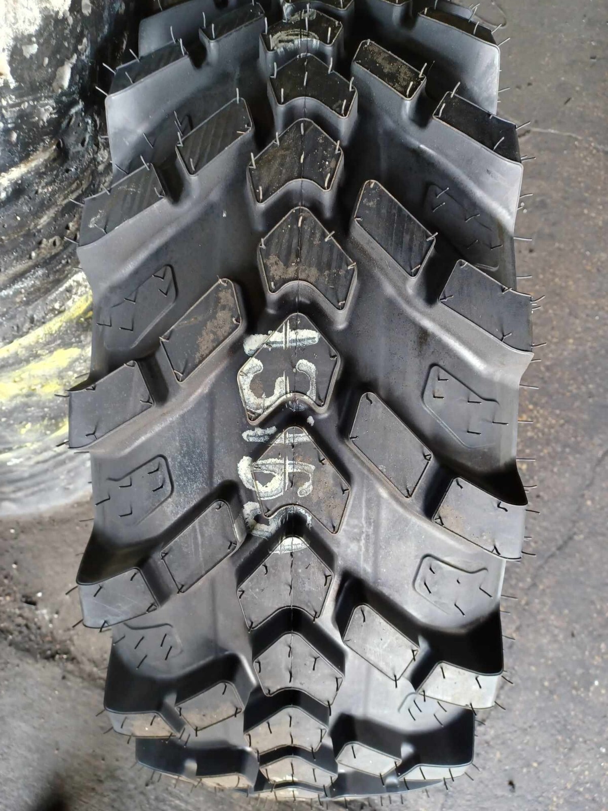 300/70R16.5 (12x16.5) RADIAL R14T 6PLY NEW COSMETIC BLEM 12165 30070165 12 16.5