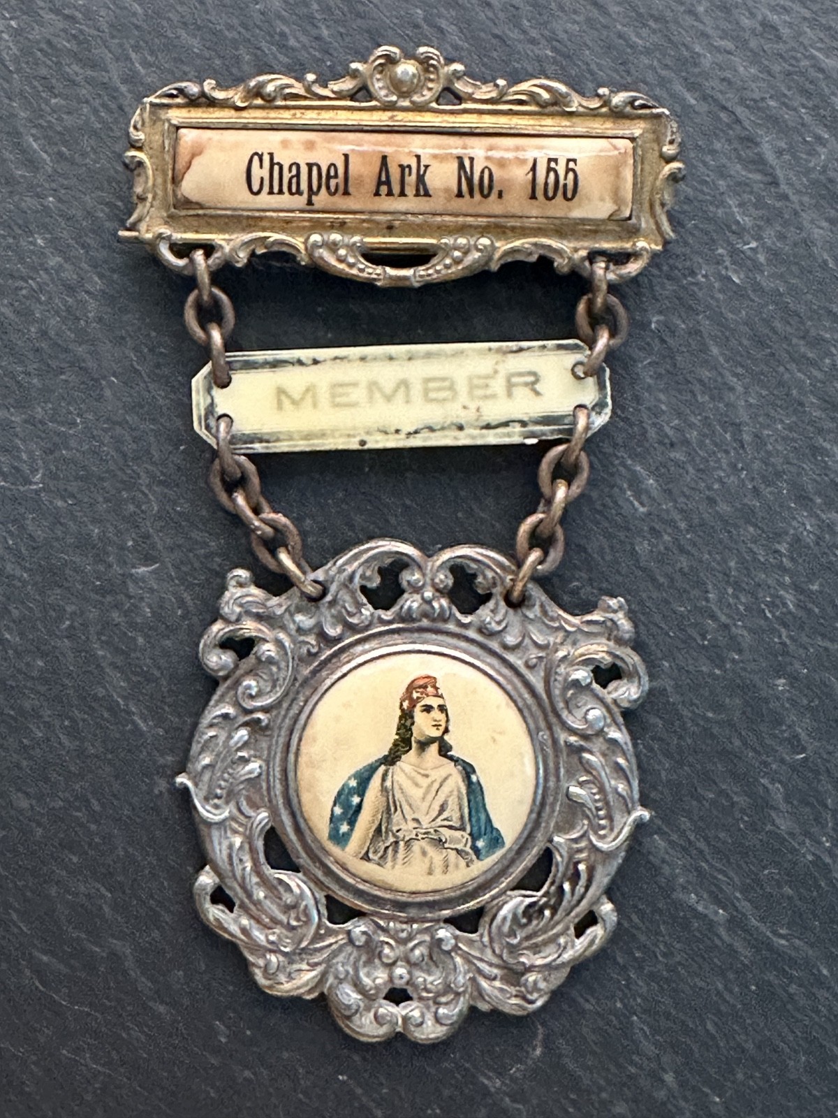 MYSTERY ANTIQUE CHAPEL ARK NO 155 MEMBER PIN BADGE - COLUMBIA PERSONIFIED H838