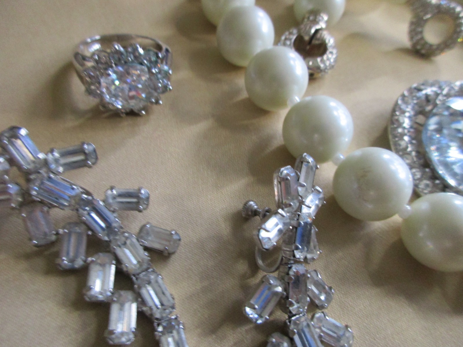 VINTAGE RHINESTONE FAUX PEARLS JEWELRY LOT ~ MIXED AGES