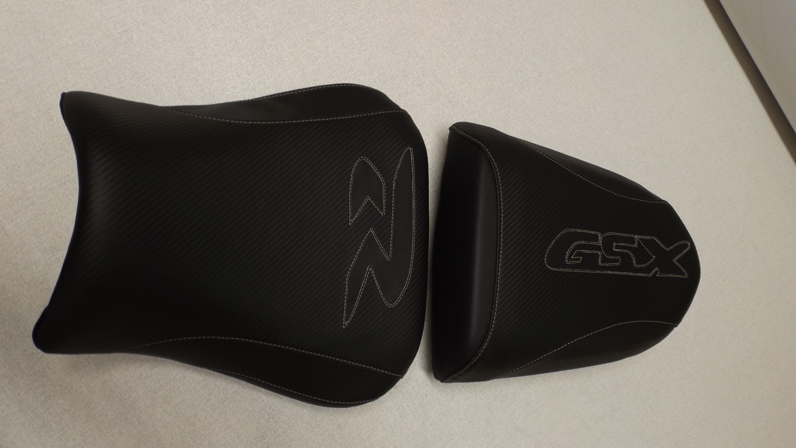 SUZUKI GSX-R 600 750 FRONT& REAR SEAT COVERS 04 05 BLACK CARBON FIBER TEXTURE