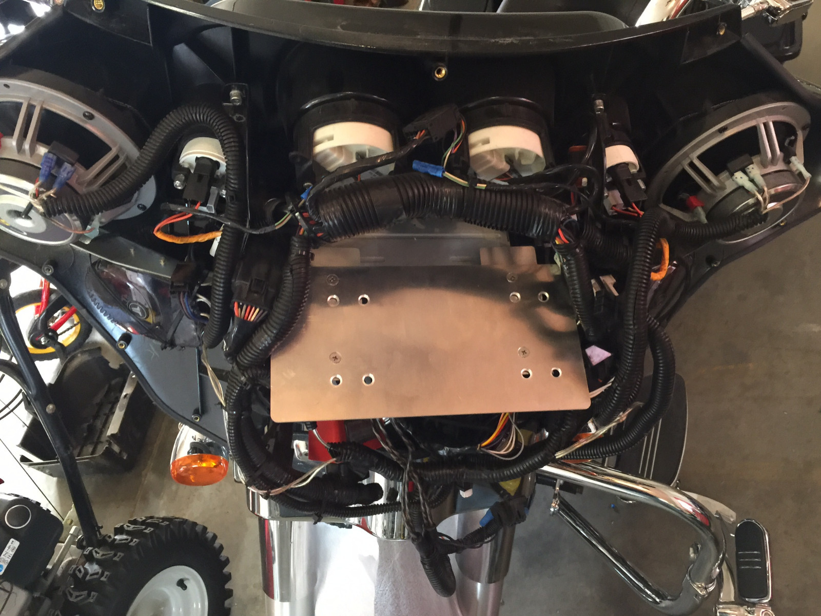 2008 - 2013 Batwing large amplifier mounting kit Harley Street Glide Diamond