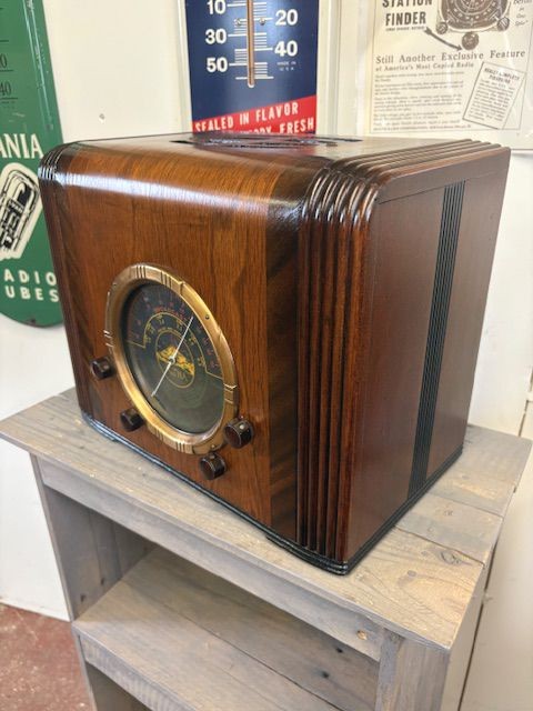 Aetna 653 Cube Table Radio