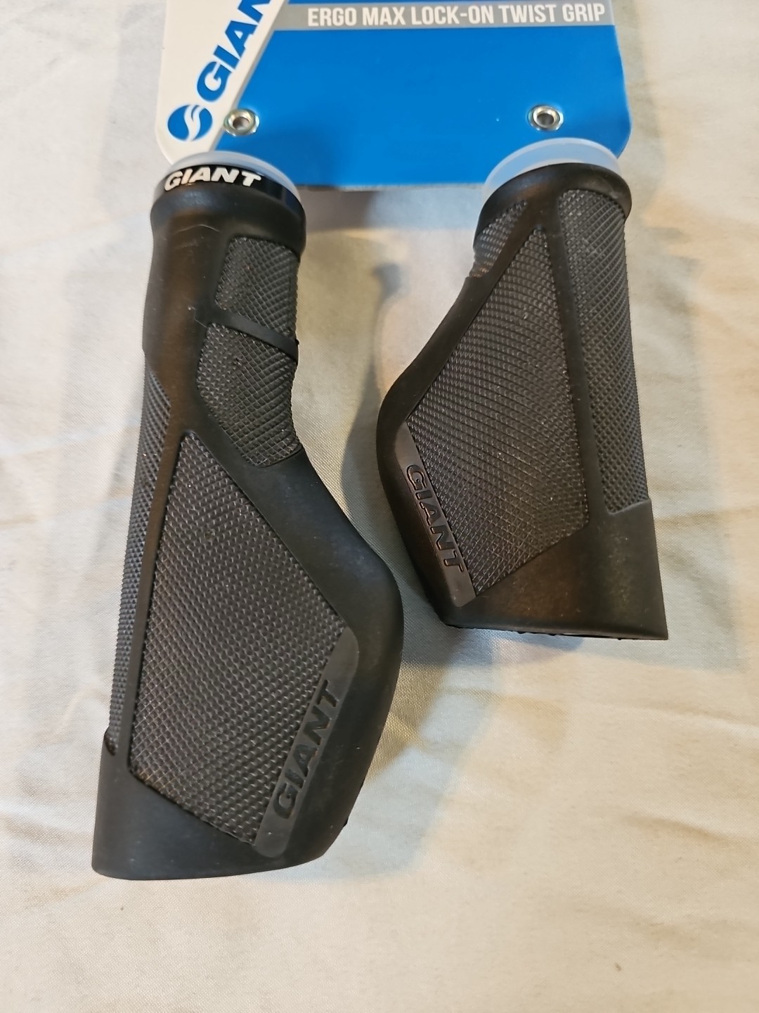 New GIANT ERGO MAX LOCK-ON GRIPS 137mm On Design