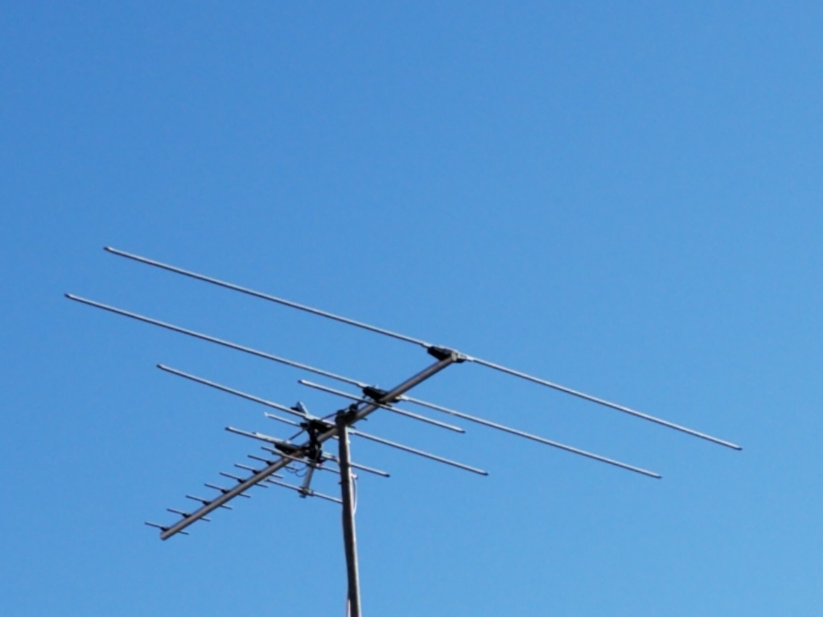 250 Mile Long Range HDTV1080p Outdoes 990 m TV Antenna Digital UHF/VHF FM Radio